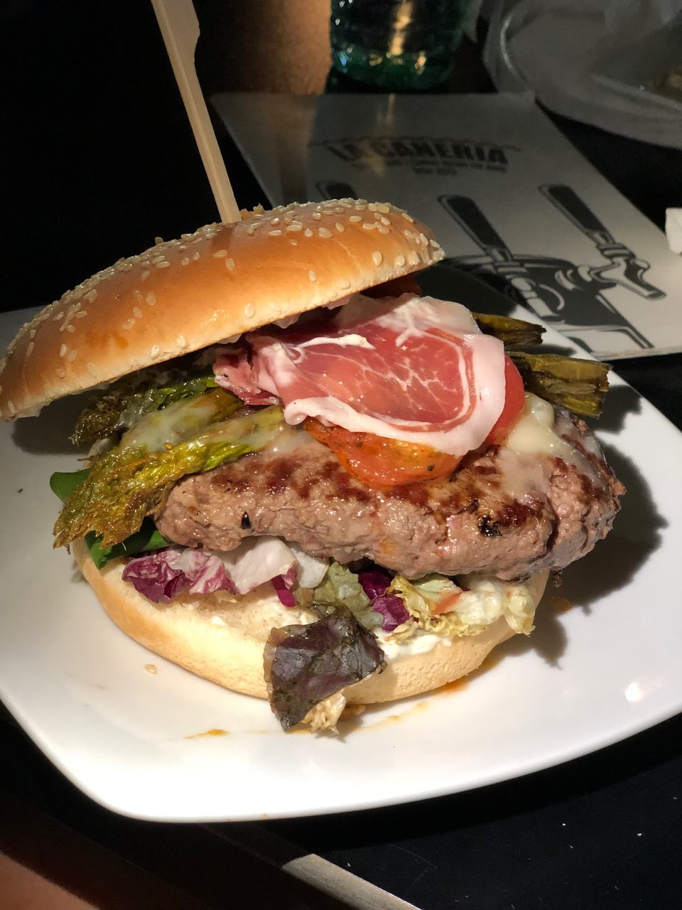 Hamburguesa especial de la casa con espárragos, jamón serrano y queso fundido